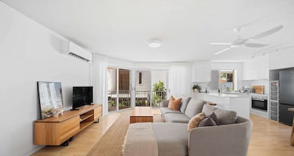 Sunny Kings Beach Escape w Pool - 300m to beach