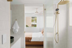 Iron/ironing board, travel cot, WiFi, bed sheets - Sunny Kings Beach Escape w Pool - 300m to beach (Caloundra Region)