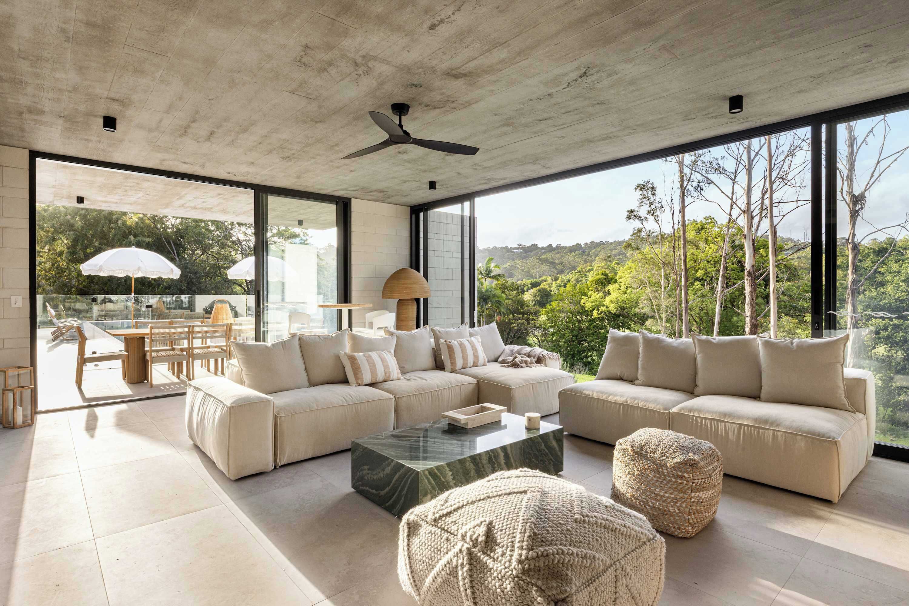 Televisión, chimenea y oficina 