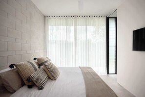 4 habitaciones, escritorio y tabla de planchar con plancha 