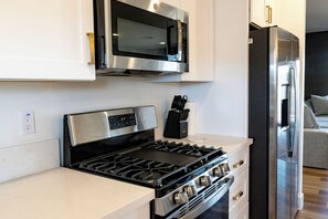 Four à micro-ondes, un four, surface de cuisson, lave-vaisselle