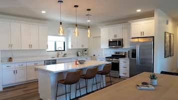 Een microgolfoven, een oven, een kookplaat, een vaatwasser