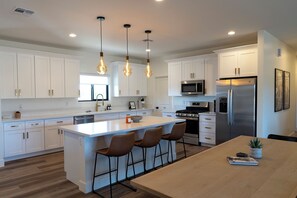 Four à micro-ondes, un four, surface de cuisson, lave-vaisselle