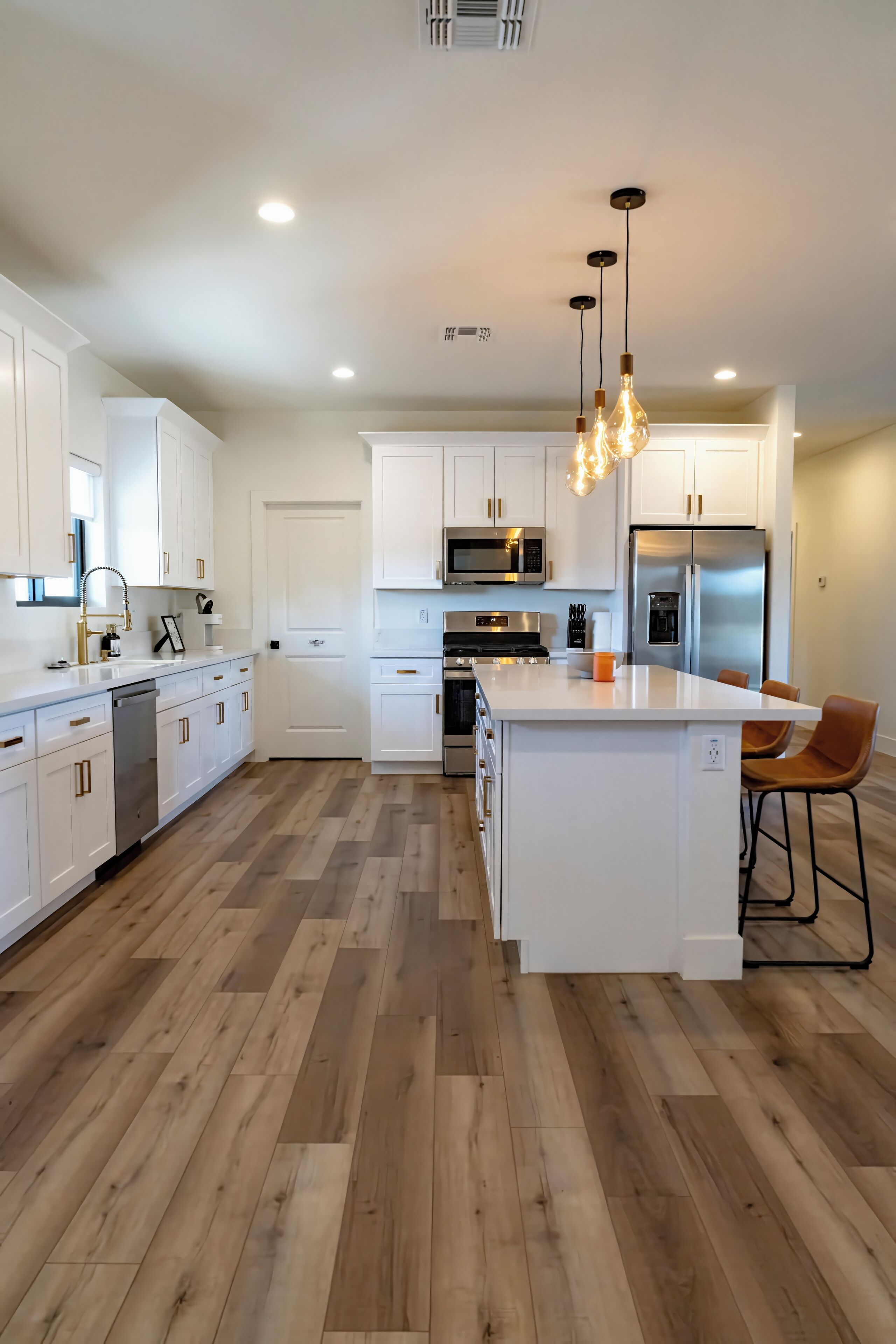 Micro-ondes, four, plaque de cuisson, lave-vaisselle