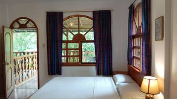 Habitación triple Confort, vistas al río | Escritorio, espacio para trabajar con un portátil, wifi gratis