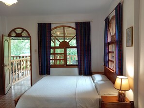 Chambre triple Confort, vue sur le fleuve | Bureau, espace de travail pour ordinateurs portables