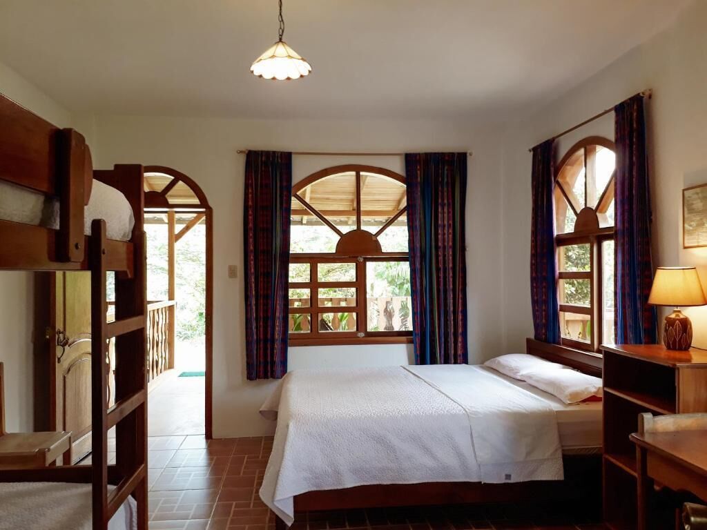 Familjerum - utsikt mot floden | Skrivbord, arbetsyta för laptop och gratis wi-fi