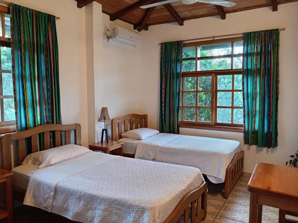 Tvåbäddsrum Deluxe - utsikt mot trädgården | Skrivbord, arbetsyta för laptop och gratis wi-fi