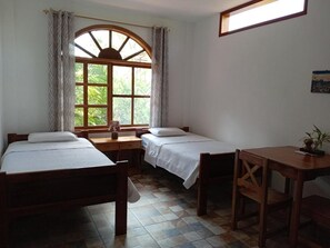 Quarto duplo conforto, vista para o jardim | Escrivaninha, espaço de trabalho para notebook, Wi-Fi de cortesia