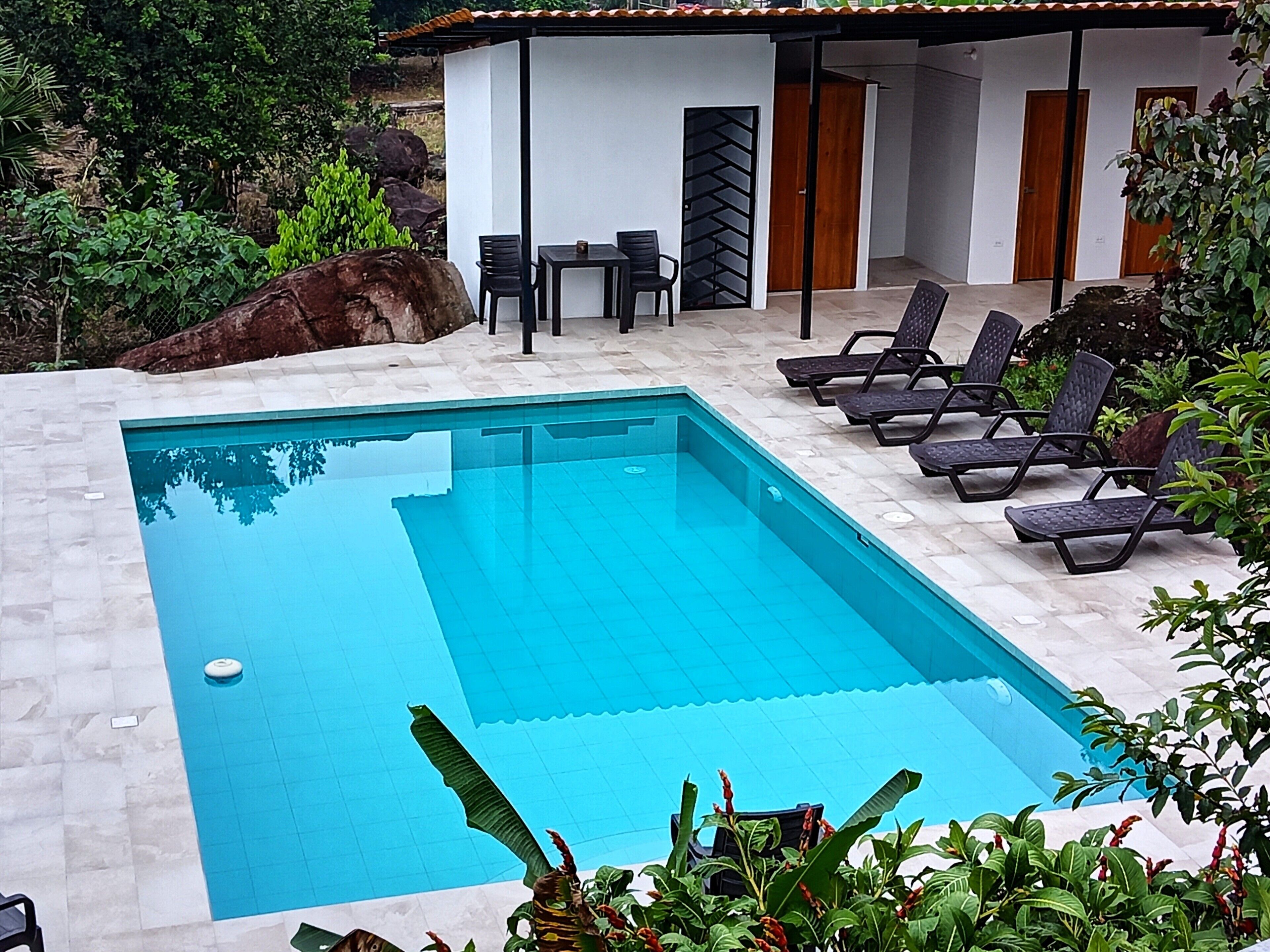 Una piscina al aire libre