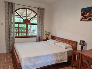 Habitación familiar, vista al río | Escritorio, espacio para trabajar con laptop y wifi gratis 