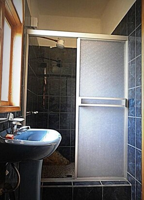 Quarto família, vista para o rio | Banheiro | Chuveiro, toalhas de banho, sabonete, shampoo