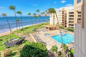 A heated pool - Direct Oceanfront unit that will take your breath away. Sugar Beach 528 (Kihei)