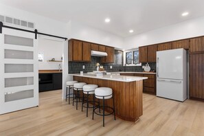 Kylskåp, mikrovågsugn, ugn och spishäll