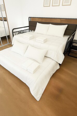 5 makuuhuonetta, työpöytä, silitysrauta/-lauta, vauvan matkasänky