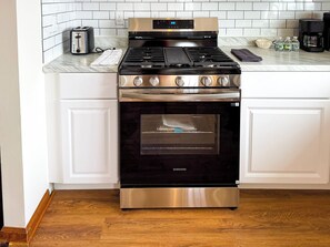 Fridge, microwave, oven, stovetop - Spacious 5BR Lake View Near Cornell Sleeps 9 • Accessible • Perfect for Groups (Ithaca)