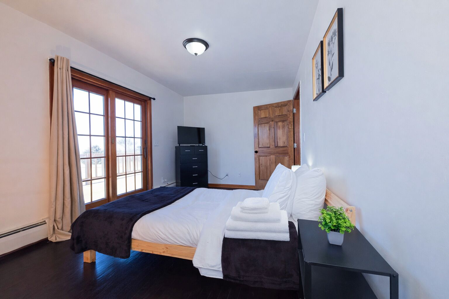 5 makuuhuonetta, työpöytä, silitysrauta/-lauta, vauvan matkasänky