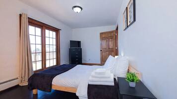 5 Schlafzimmer, Schreibtisch, Bügeleisen/Bügelbrett, Reisekinderbett