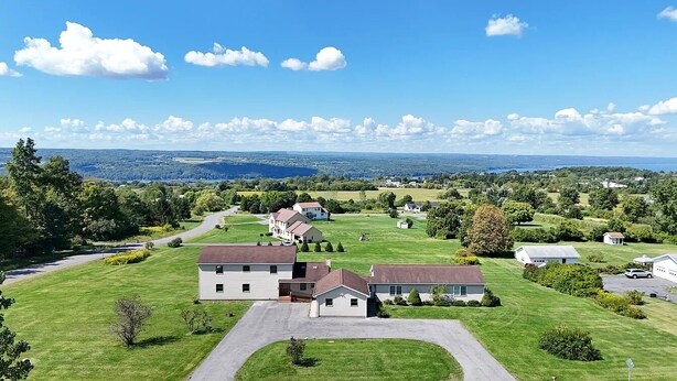Un quartier résidentiel avec des maisons, de belles pelouses verdoyantes et un ciel dégagé.