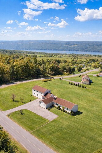 Spacious 5BR Lake View Home Near Cornell Sleeps 9 Accessible