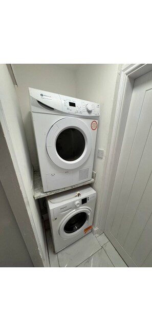 Interior - Mayford Road Full House (Manchester)