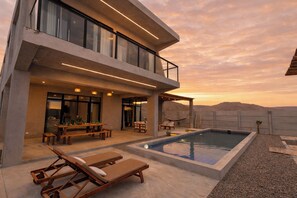 Pool - Casa de playa Arrecife. Casa moderna con piscina y vista al mar LN6 (Organos)