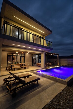 Pool - Casa de playa Arrecife. Casa moderna con piscina y vista al mar LN6 (Organos)
