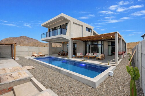 Casa de playa Arrecife. Casa moderna con piscina y vista al mar LN6