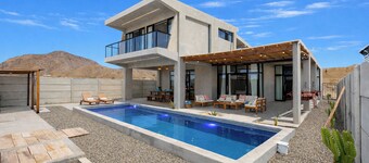 Casa de playa Arrecife. Casa moderna con piscina y vista al mar LN6