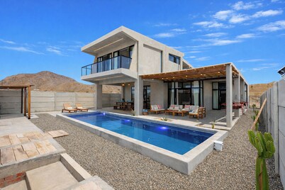 Casa de playa Arrecife. Casa moderna con piscina y vista al mar LN6