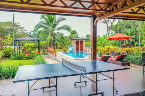 Large House Ideal for Families & Friends, Nature & Games