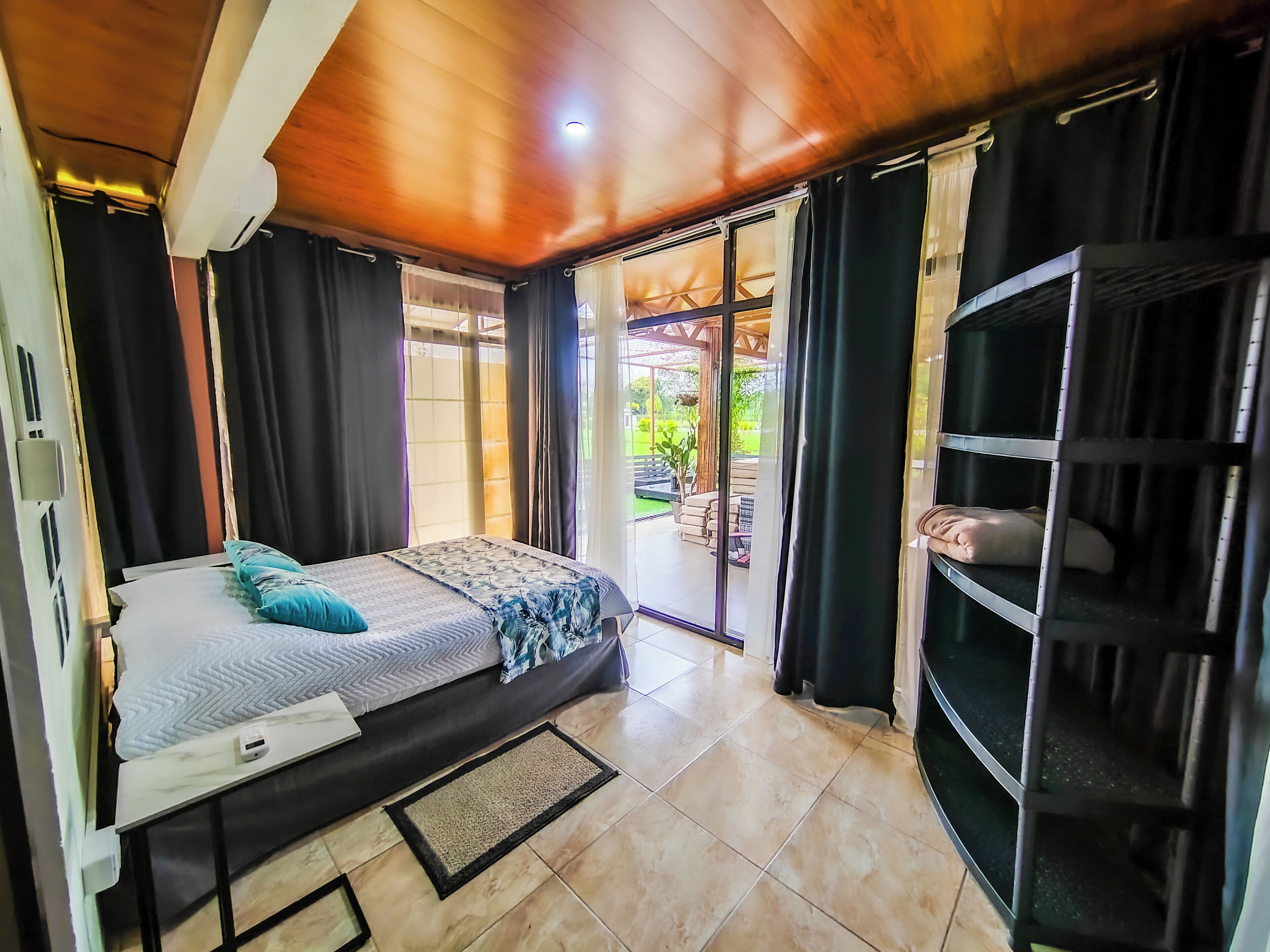 6 habitaciones, internet y ropa de cama 