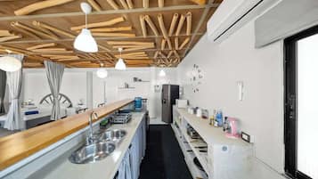 Kühlschrank, Mikrowelle, Herdplatte, Wasserkocher mit Kaffee-/Teezubehör