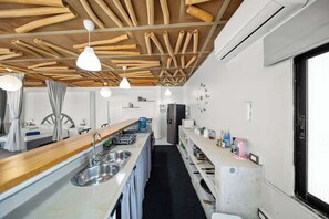 Kühlschrank, Mikrowelle, Herdplatte, Wasserkocher mit Kaffee-/Teezubehör