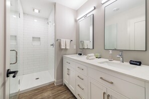 Superior Condo, 3 Bedrooms | Bathroom