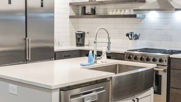 Superior Condo, 6 Bedrooms | Private kitchen