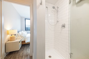 Superior appartement, 3 slaapkamers | Badkamer | Een haardroger, handdoeken, zeep, shampoo