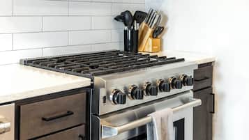 Superior Condo, 3 Bedrooms | Private kitchen