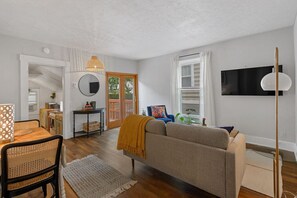 TV - The Nest - Spacious 1BR Getaway in Pleasant Ridge (Cincinnati)
