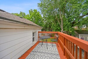 Outdoor dining - The Nest - Spacious 1BR Getaway in Pleasant Ridge (Cincinnati)