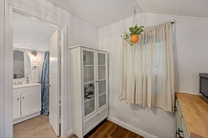 Interior - The Nest - Spacious 1BR Getaway in Pleasant Ridge (Cincinnati)