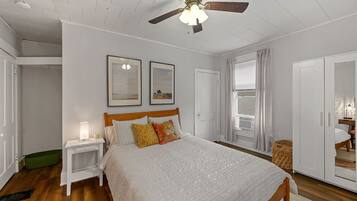 Desk, iron/ironing board, WiFi, bed sheets