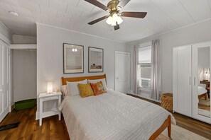 Desk, iron/ironing board, WiFi, bed sheets - The Nest - Spacious 1BR Getaway in Pleasant Ridge (Cincinnati)