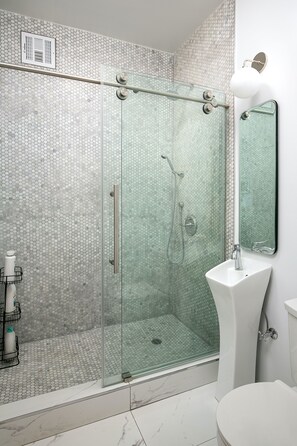 Ducha, secador de pelo, bidé y toallas