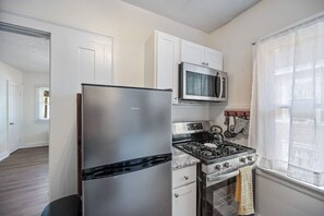 冷蔵庫、電子レンジ、オーブン、コンロ