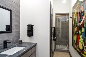 Douche, sèche-cheveux, serviettes fournies, savon