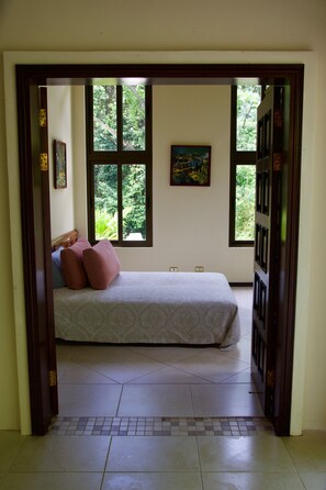 Tabla de planchar con plancha, wifi y ropa de cama 