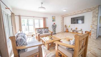 Una televisión, una oficina