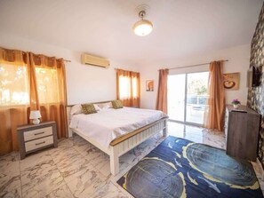 Tabla de planchar con plancha, wifi, ropa de cama