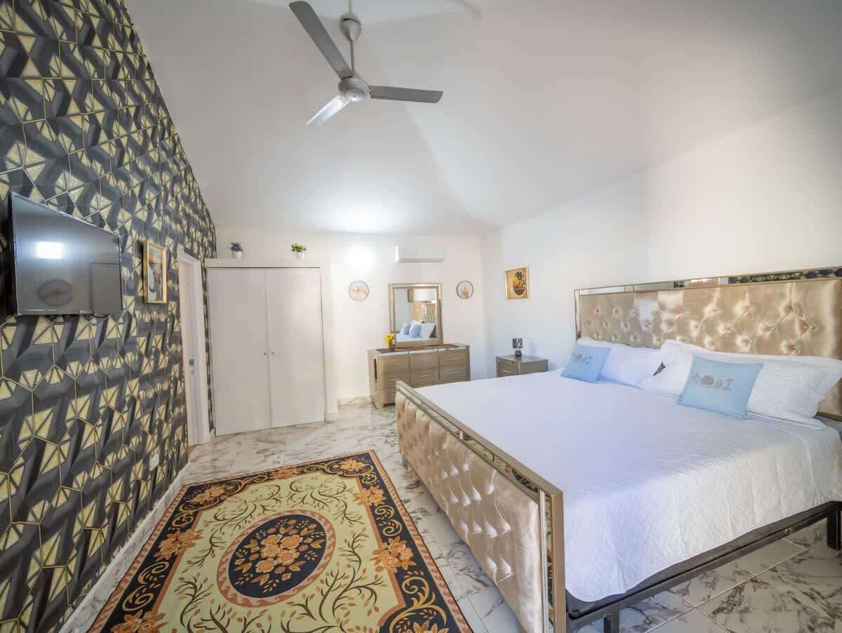 Tabla de planchar con plancha, wifi, ropa de cama